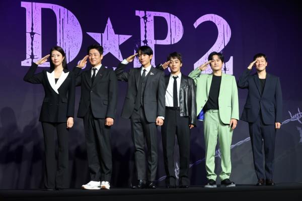 左起:演员金智贤、池振熙、郑海仁、具教焕、金星均、孙锡求在记者招待会前摆姿势拍照在Grand InterCo召开会议首尔洲际酒店(continental Seoul Parnas)。(联合通讯社)